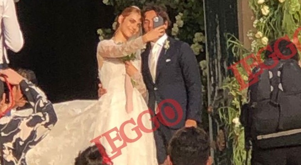 Miriam Leone sposa Paolo Carullo, foto e video esclusivi del matrimonio: il selfie fuori alla chiesa e il bacio da marito e moglie