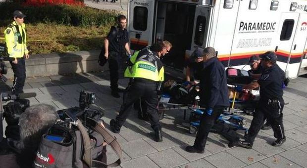 Spari davanti al parlamento di Ottawa Colpito un soldato, ucciso il cecchino