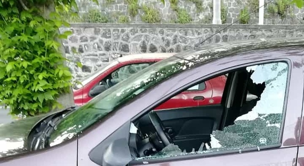 Torre del Greco, vetri distrutti ad una ventina di auto parcheggiate in strada