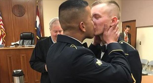 L'immagine del bacio tra i due militari statunitensi il giorno del loro matrimonio