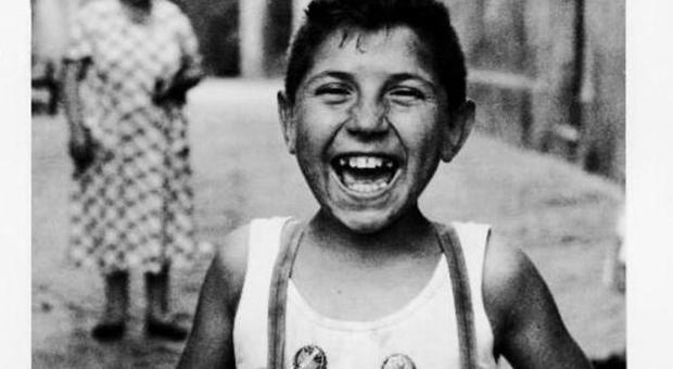 Life ripesca la foto del bimbo che sorride a Trastevere del 1958. Fu il simbolo della rinascita italiana: aiutaci a ritrovarlo