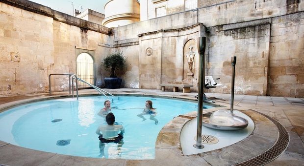 Immergersi nelle terme di Bath nello stile degli antichi romani