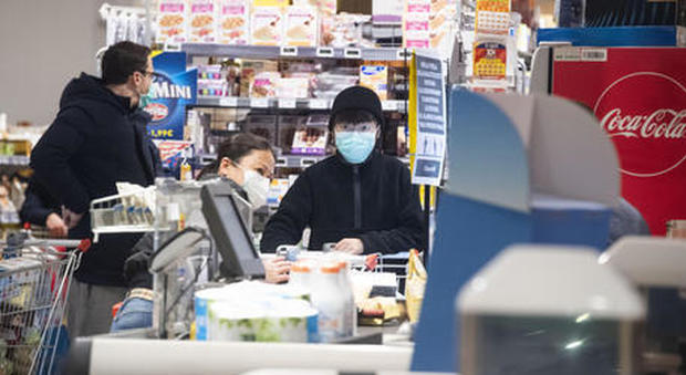 Coronavirus Lazio, il piano elimina-code ai supermercati: «Ora spesa a casa»