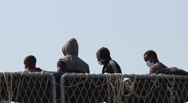 Porto Empedocle, in arrivo nave con 128 migranti recuperati nel Canale di Sicilia