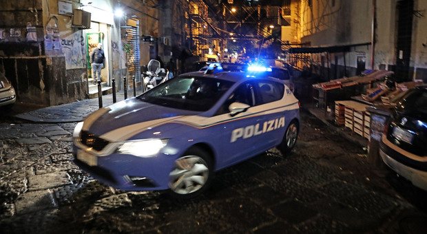 Napoli, 25enne fermato con un sacco pieno di prodotti contraffatti ai Ponti rossi