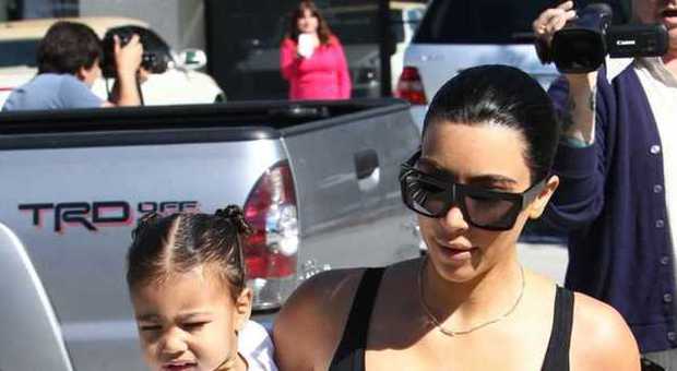 Kim Kardashian passeggia con North West: canotta succinta in giro per Los Angeles