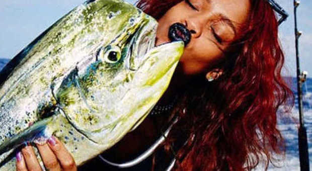 Rihanna abbandona il palco: sexy "pescatrice" alle Hawaii