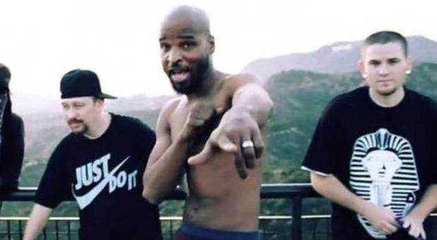 Il rapper Andre Johnson si taglia il pene si getta dalla finestra