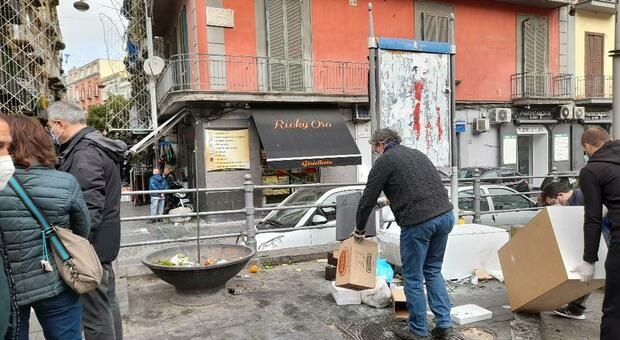 Porta San Gennaro, volontari ripuliscono scale e fioriere dai rifiuti