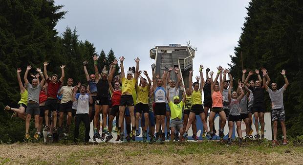 Un gruppo di runners davanti al trampolino k95 di Gallio