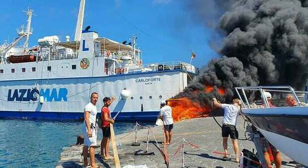 Barca esplode durante il rifornimento, famiglia si getta in mare: paura al porto di Ponza