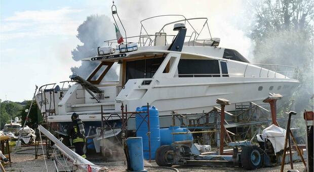 Fiumicino, raid mafioso nel cantiere nautico: distrutti 4 yacht. Trovate taniche di benzina collegate a fili elettrici