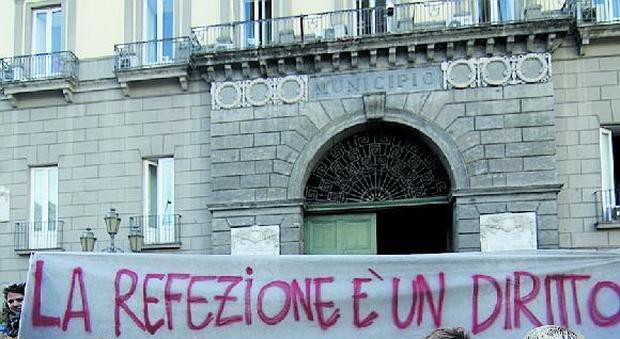 Servizio mensa subito revocato: scoppia il caos a Napoli est
