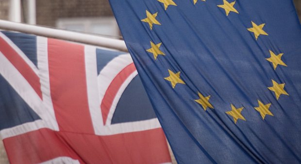 Brexit, l'Ue avverte: patenti europee a rischio di validità nel Regno Unito