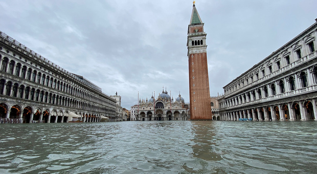 Acqua alta a Venezia, il "giallo" del verbale: il rischio di superare i 130 cm era stato segnalato