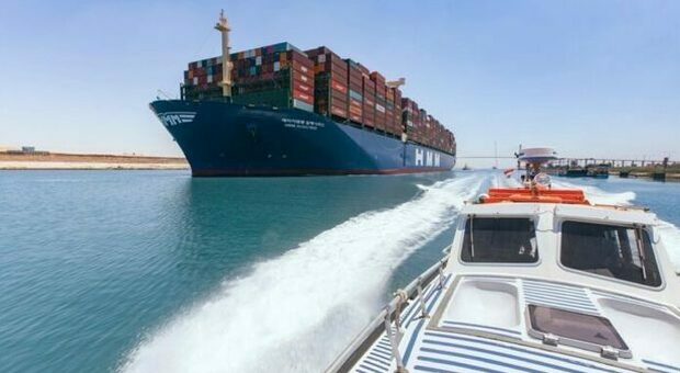 Suez, il canale è ancora bloccato: difficoltose le operazioni per tirar fuori L'Ever Given. 150 le imbarcazioni immobili e oltre centomilioni i danni
