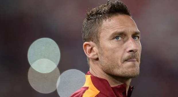 Gli auguri di Totti ai tifosi della Roma: «Faremo tutto per rendervi felici»