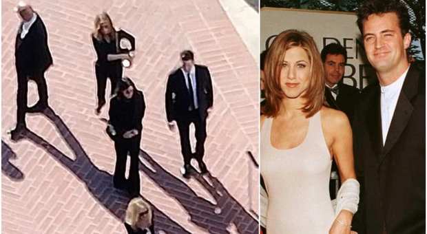 Matthew Perry, al funerale privato gli amici di "Friends". Jennifer Aniston la prima ad arrivare: «Si è messa in disparte e ha pianto»