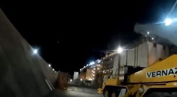 Costa Concordia, di notte a bordo del relitto: il video amatoriale fa il giro del web