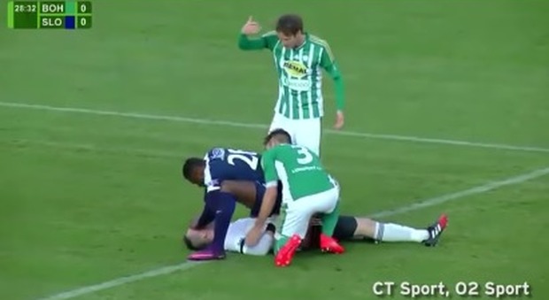 Dramma in campo: calciatore crolla a terra, l'avversario gli salva la vita