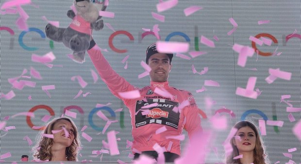 Giro d'Italia, Dumoulin vince la crono ed è la prima maglia rosa. Nibali migliore tra i big