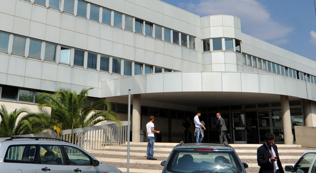 L'ingresso del Tribunale di Civitavecchia dove si è svolta l'udienza per il prof stalker