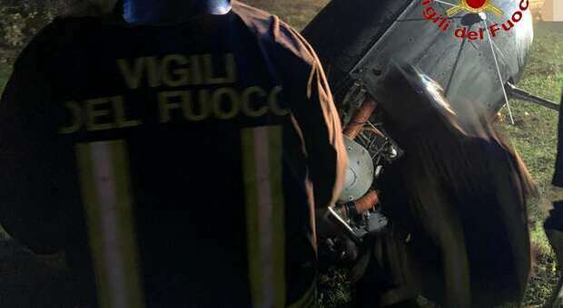 Cade elicottero nel Casertano, donna morta e pilota ferito. Lei guida i soccorsi parlando al telefono con il marito