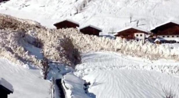 Troppa neve e scivola il tetto: sgomberati dieci alloggi comunali