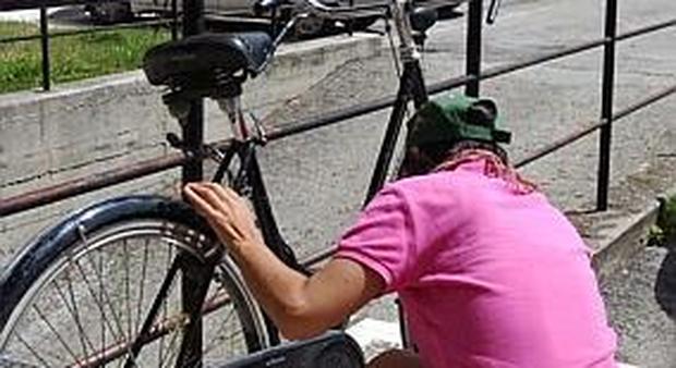 Ascoli, due ladri di biciclette sorpresi a rubare dai carabinieri