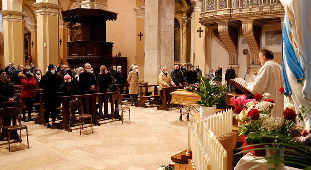 Il funerale a San Paterniano di Gianni Gentili