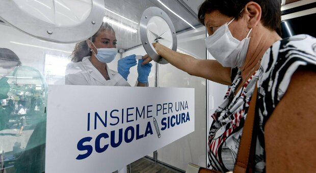 Covid Campania, verso scuole chiuse per aumento dei contagi: nuovo stop alle superiori