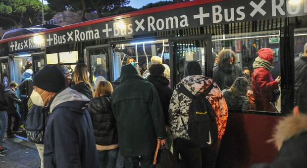 Roma-Lido bloccata nell'ora di punta, ressa per le navette sostitutive. La rabbia dei pendolari