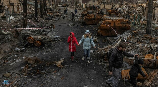 Guerra in Ucraina, la diretta. A Mariupol «spariti 150 bambini». Zelensky: «Il ritardo nelle armi dà alla Russia il permesso di ucciderci»