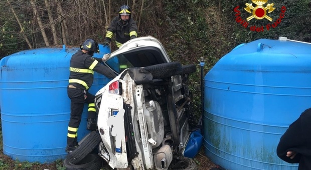 Vola Fuori Strada Con La Fiat 500 E S'incastra Tra Le Cisterne: Miracolato