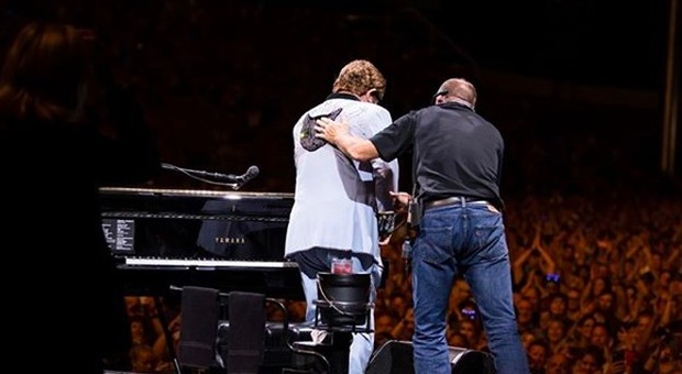 Elton John interrompe il concerto e abbandona il palco in lacrime: «Sono senza voce». Poi la diagnosi choc