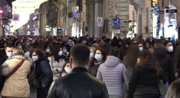 Folla per lo shopping in centro a Roma, chiuso un tratto di via del Corso e due stazioni della metro