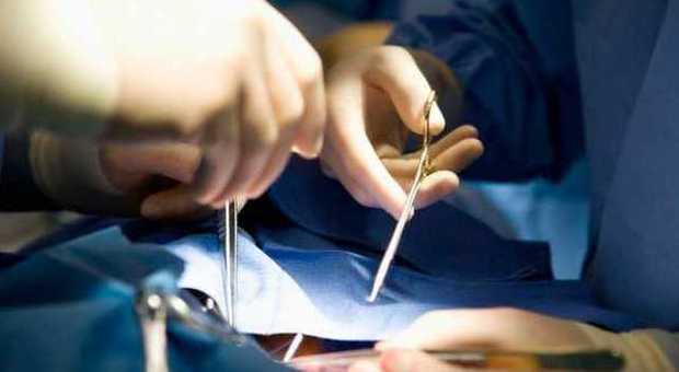 Lecce, da 4 anni la lampada in sala operatoria è rotta: i medici operano con la luce dello smartphone