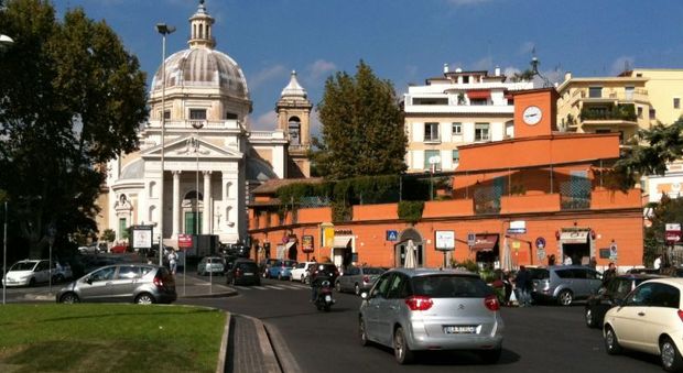 Roma, rubano la spesa dei clienti del supermercato con uno stratagemma: ma il fattorino stavolta è un poliziotto