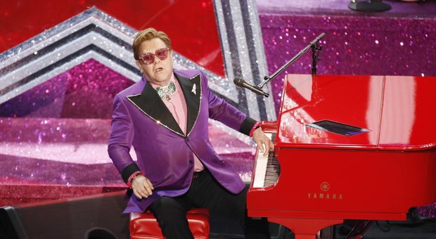 Elton John interrompe il concerto in lacrime: «È malato ma ha voluto cantare lo stesso»