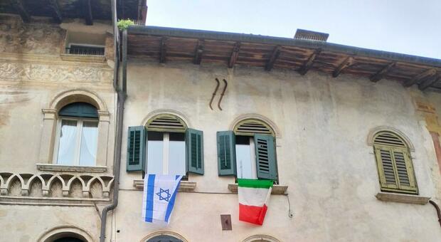 Arrampicati per 6 metri strappano un'altra bandiera di Israele. Era una delle prime in città
