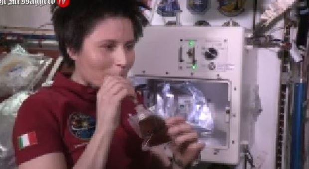 Samantha Cristoforetti, primo caffè Isspresso nello spazio, astronauti in fila davanti alla macchinetta