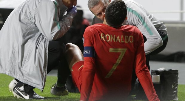 Cristiano Ronaldo soccorso dai medici del Portogallo