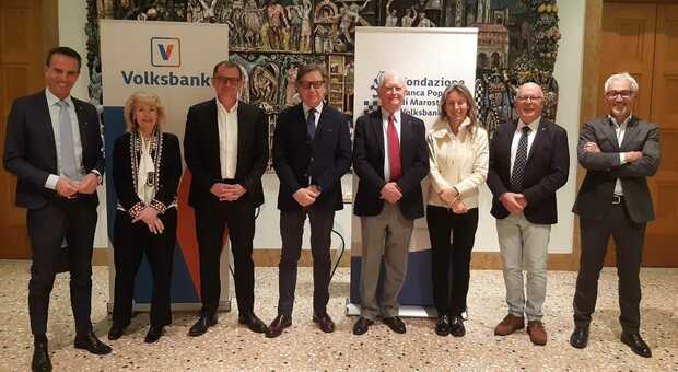 Consiglieri e revisori di Fondazione Volksbank col vicepresidente dell'istituto Padovan