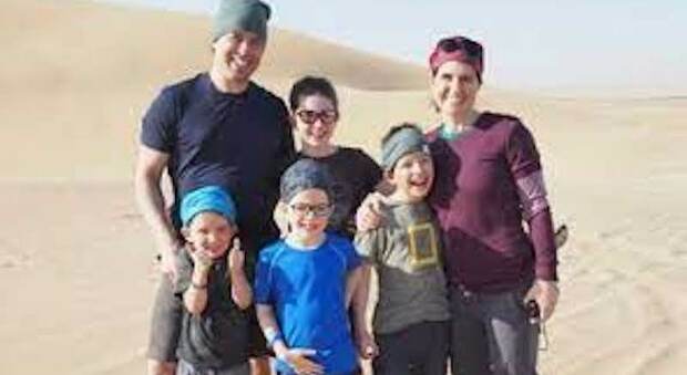 Una famiglia canadese viaggia per il mondo prima che i quattro figli perdano la vista