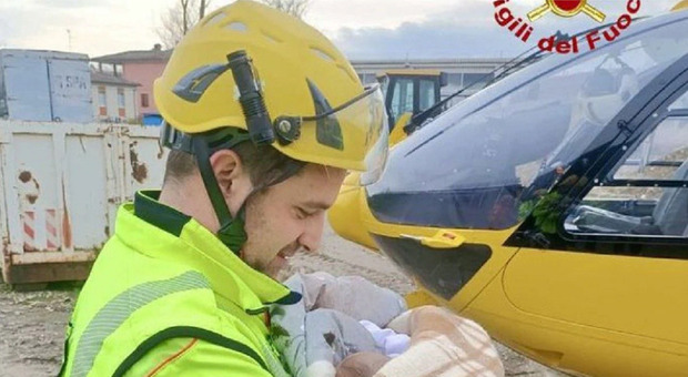 Il soccorritore Andrea Gatti si prende cura del neonato ferito in un incidente: «Sono papà da poco, come tenessi in braccio mia figlia»
