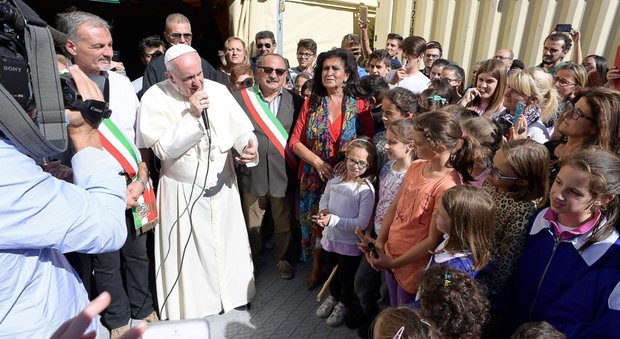 Il Papa tra i bambini di Arquata