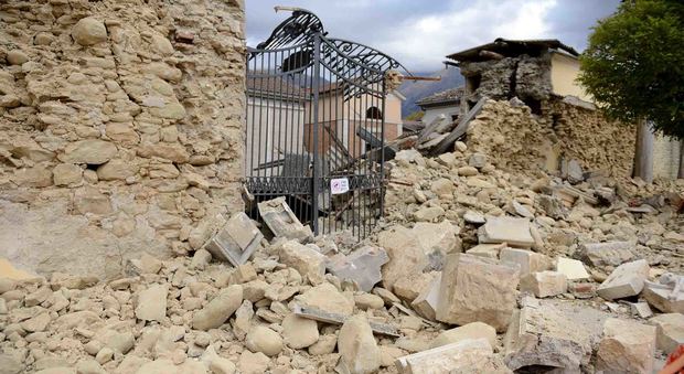 Terremoto, drammatica ad Amatrice la situazione dei cimiteri comunali: centinaia i feretri lasciati all'aperto