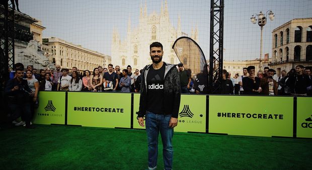 Apre il nuovo Adidas brand center e piazza Duomo diventa un campo di calcio: Beckham la star