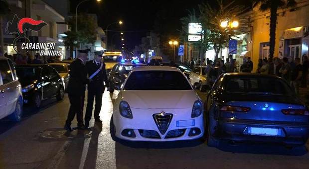 Folle inseguimento con i carabinieri: la fuga finisce contro tre auto in sosta: due arresti