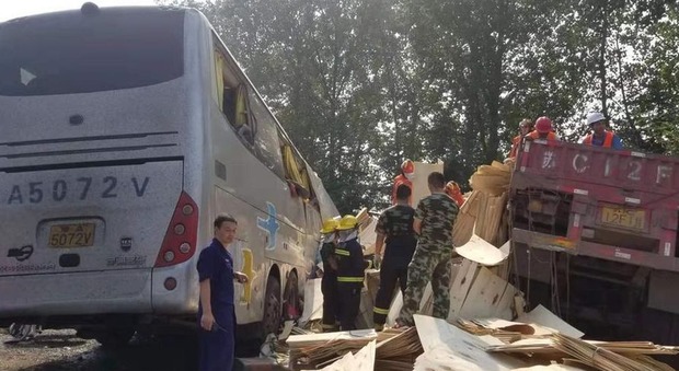 Bus contro camion, drammatico incidente in Cina: almeno 36 morti